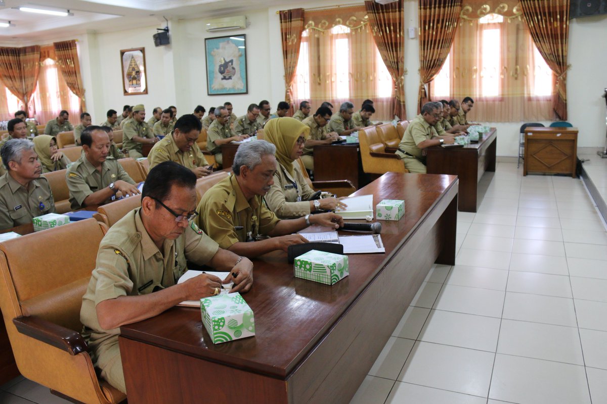 ProkompimBlora's tweet photo. Bupati @Djoko_Arief didampingi Sekda @bdnrmj memimpin Rapat Koordinasi Persiapan Pembahasan KUA-PPAS RAPBD 2018 bersama seluruh Kepala OPD https://t.co/zAN7eYDoiv