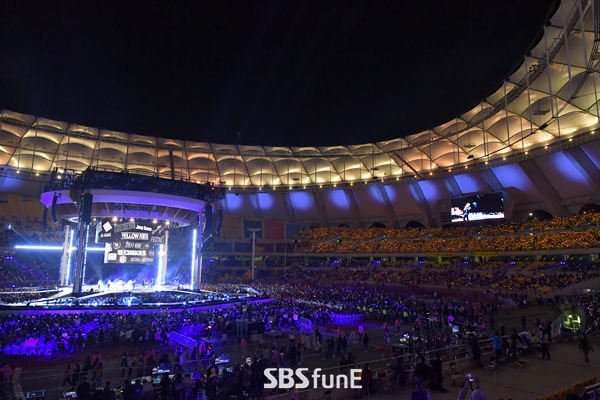 6kies_global's tweet photo. #SECHSKIES 💛 #YELLOWKIES at #BOF2017! Thanks, #Yellowkies for a great turn out! 😍

#SECHSKIES #YELLOWKIES #BOF2017 #ANOTHER_LIGHT #YG https://t.co/XJUjVypGAf