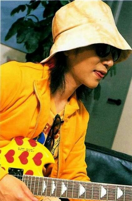 IAKwmg's tweet photo. タバコの似合うギタリスト
#hide
#TOEU
#麗&葵
#KEN https://t.co/NHmiEBjFar
