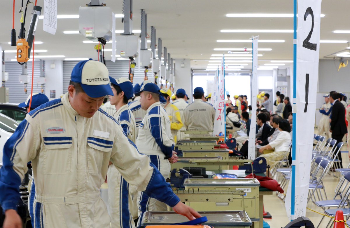 トヨタ神戸自動車大学校 公式 学園祭の写真を見返していたら クラス対抗戦の技術 技能コンクールは各クラス旗を作って応援します ２ ３の作品が素晴らしかったので掲載 似すぎ みんな大好き中野先生 後ろにぼんやり中野