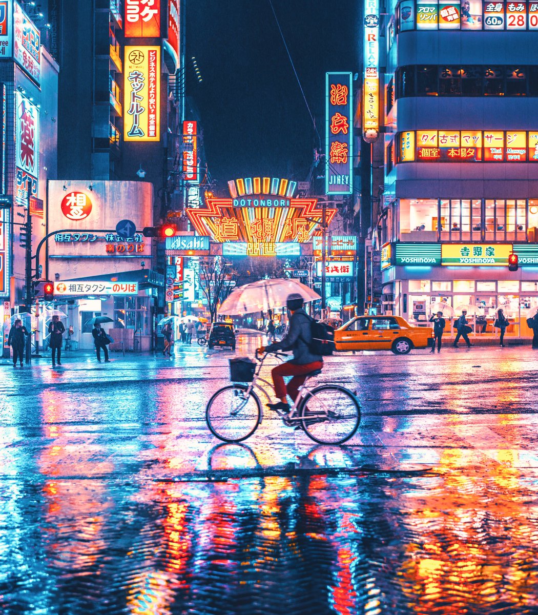 雨が降っている大阪の道頓堀の夜景が光で溢れていて綺麗だった グットピ