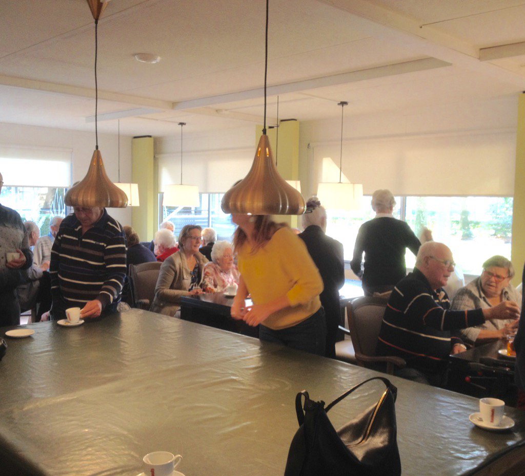 hannekebalk's tweet photo. Nieuwe huiskamer bij 't Laar is open. Ziet er prachtig uit. Bewoners zijn er blij mee #Wooninc #RSZK #gemeenteWaalre https://t.co/0TP22Pm5Aa