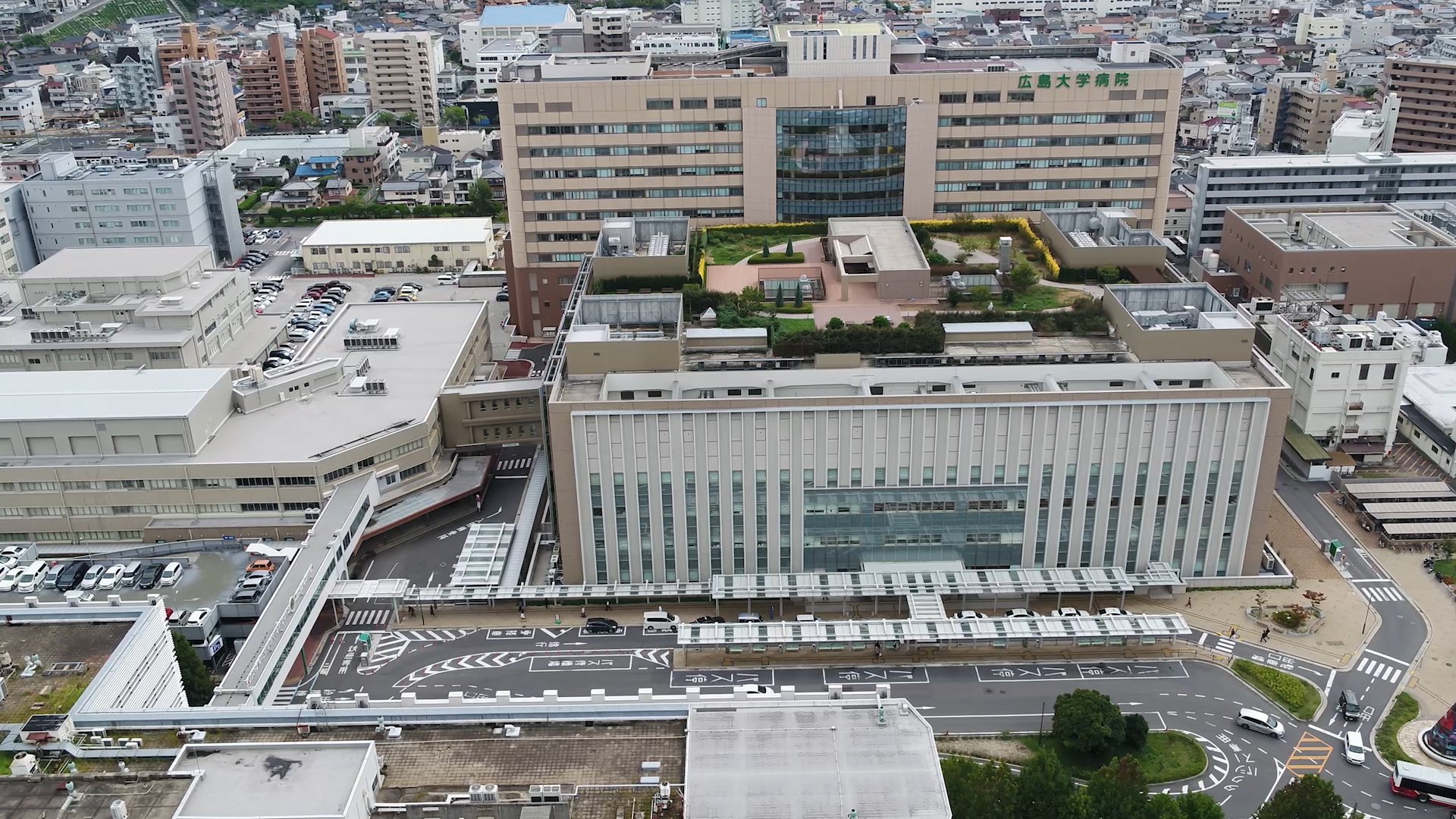 広島大学 医 歯 薬学部や大学病院などがある霞キャンパス 今日は上空からの様子をお届けします 病院診療棟の憩いの場 屋上庭園もよく見えますね それではまた明日 y 広島大学 医 歯 薬学部や大学病院などがある霞キャンパス 今日は上空からの様子をお届けします 病院診療棟の憩いの場 屋上庭園もよく見えますね それではまた明日 y