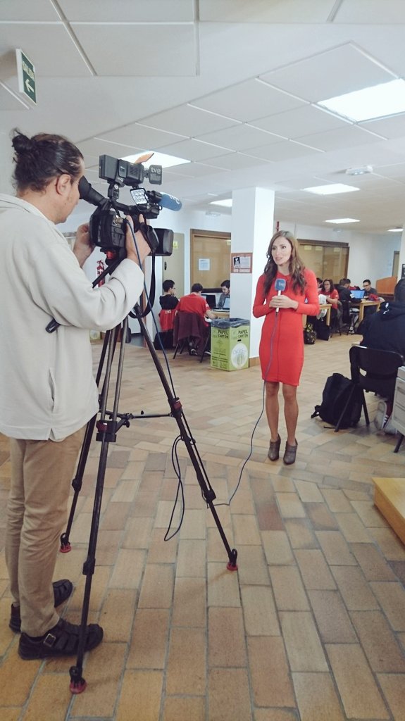 daiesicr's tweet photo. El #HackatonESI es un evento tan especial patrocinado por #Talentum que incluso han venido varias cadenas como @tve_tve. https://t.co/eJtLslwxSO