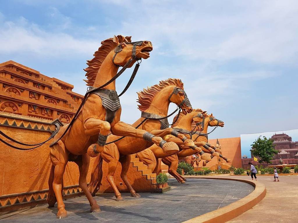 kushagrakasbi's tweet photo. Bahubali Maheshmati Set @ramojifilmcity
.
.
.
.
.
.
#bahubaliset #ramojifilmcity #hyderabaddiaries #landscapephoto… https://t.co/znd4Oxd0Zs https://t.co/IQ25taq562