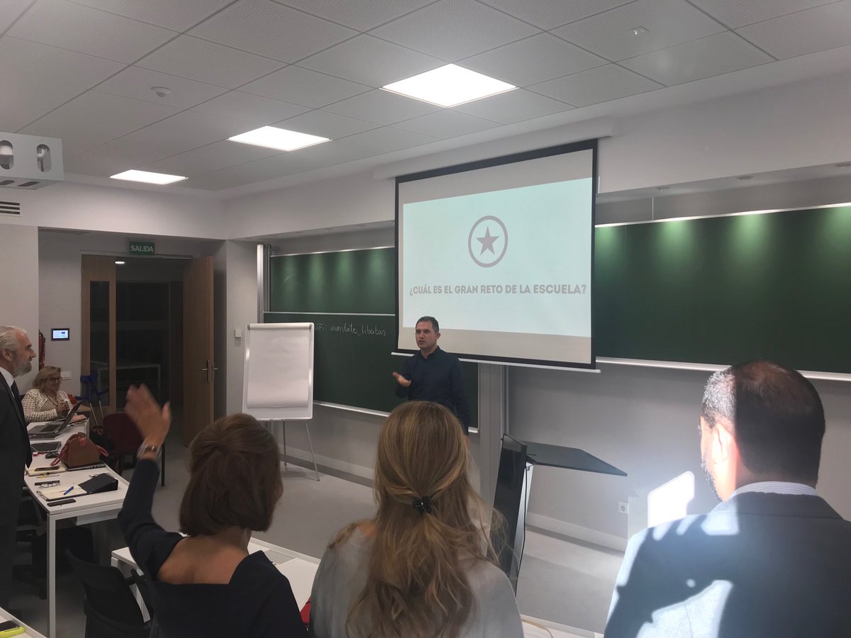 anasanjo's tweet photo. @jmbautista2 con los directores de #colegiosCEU haciendo el #PAPCEU su Proyecto de Actualización Pedagógica https://t.co/ny2tWZT1Yf
