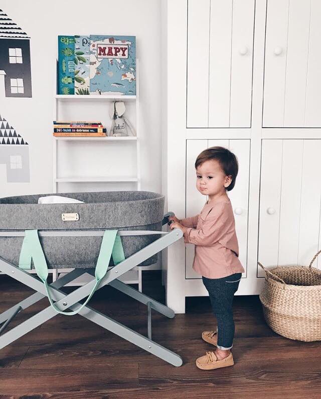 Busy Monday morning🤗🙈🍼☕️ dominikatworek.pl #wearemokee #monday #familytime #nursery #mosesbasket #woolnest