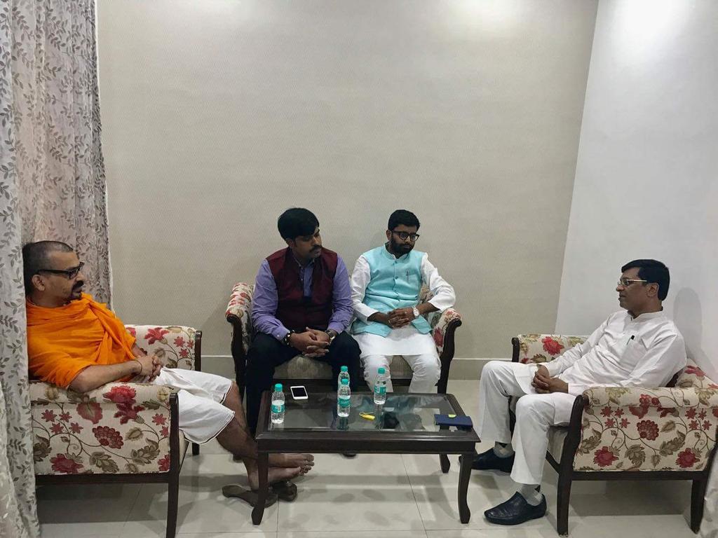 iRohitKrSingh's tweet photo. #CalledOn #MOS, #TribalAffairs, Shri @SbhagatBJP in the #blessed company of Swami Abhishek Brahmachari ji in #Ranchi @BJP4Jharkhand https://t.co/Tl2uwztlOK