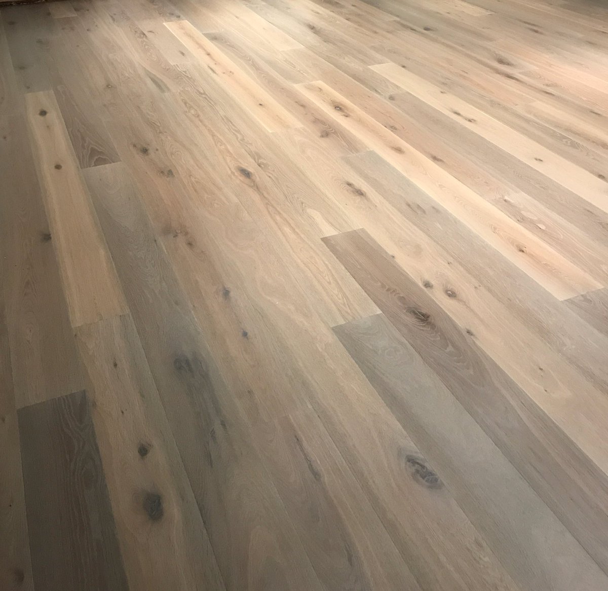 Carpetage's tweet photo. Special offer! Free installation on the next orders of @havwoods hw91019 getting your homes ready for Xmas smoked oak #offers #bargain https://t.co/lbmECsWe6w
