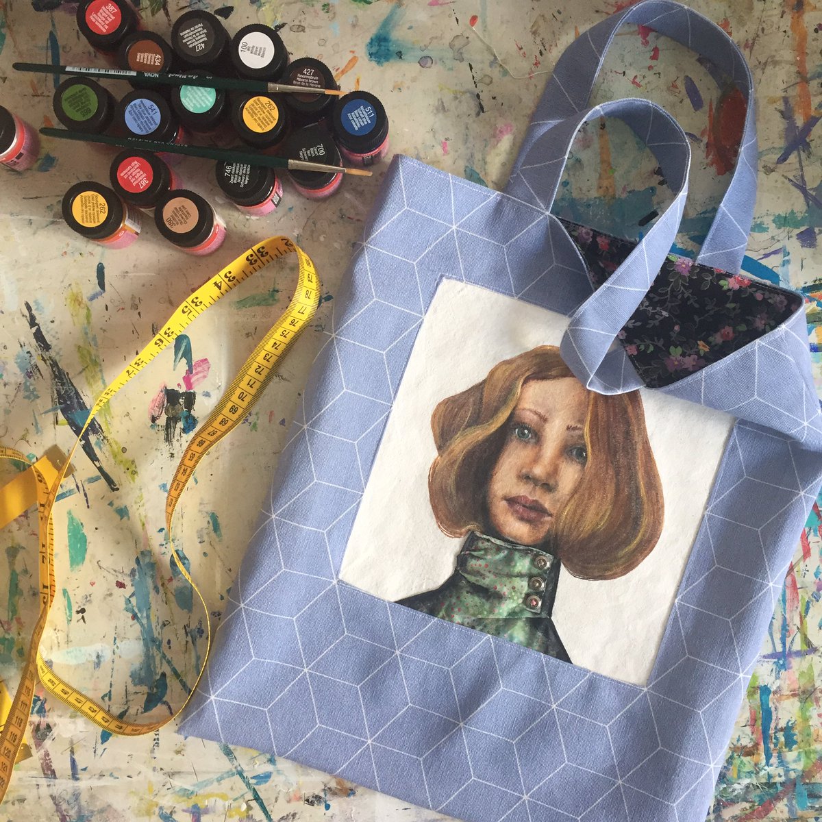 My first artbag is ready! Portrait painted with textile bag and sew the bag #wearableart #portrait#artwork