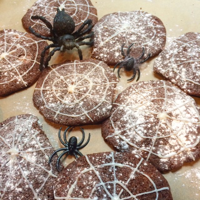 Thinga are getting spooky for #halloween in my #kitchen. Try these cobweb #cookies with the #kids #recipe freshfoodlive.com/2017/10/23/cob… #ireland