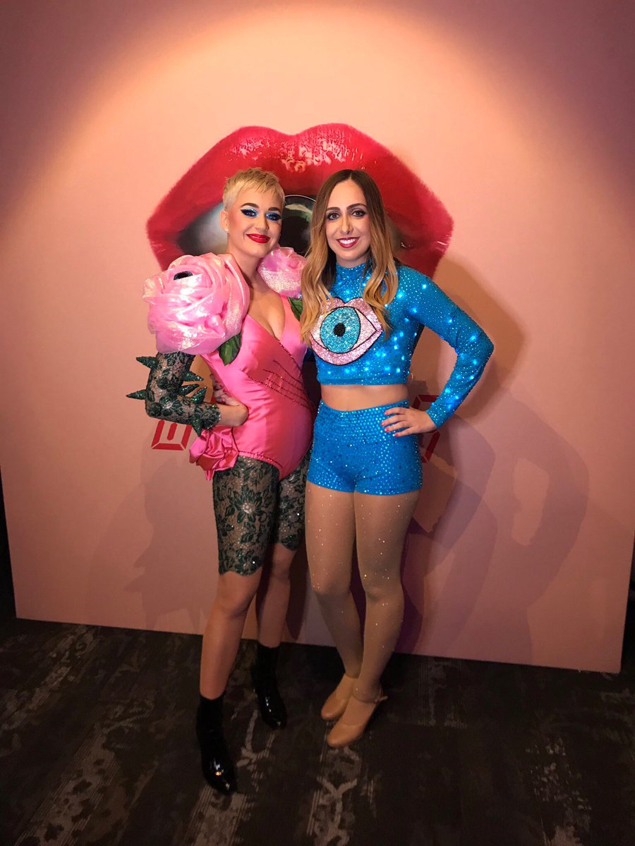 AngryWhiteTim's tweet image. current mood: костюм кэти перри