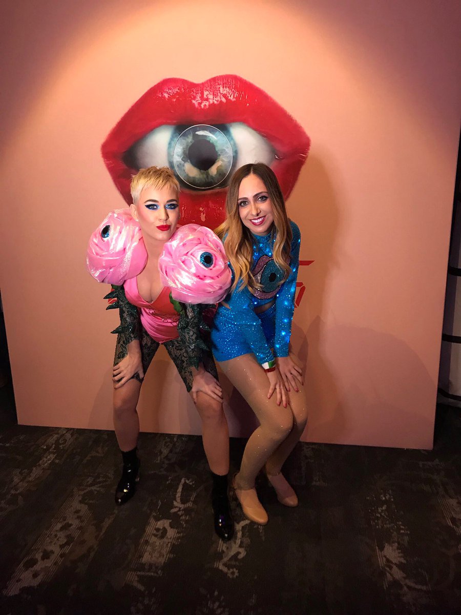 AngryWhiteTim's tweet image. current mood: костюм кэти перри