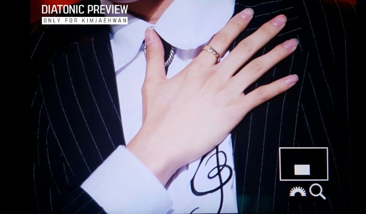 0429PP's tweet photo. แจฮวานมือสวย เล็บสวยมาก เส้นเลือดปูดนิดๆแบบผู้ชาย นิ้วเรียวยาวแบบคนเล่นกีตาร์ เป็นเสน่ห์ที่แบบ ใจสั่นงะ ㅠㅡㅠ https://t.co/Rv8TKUbA3Y