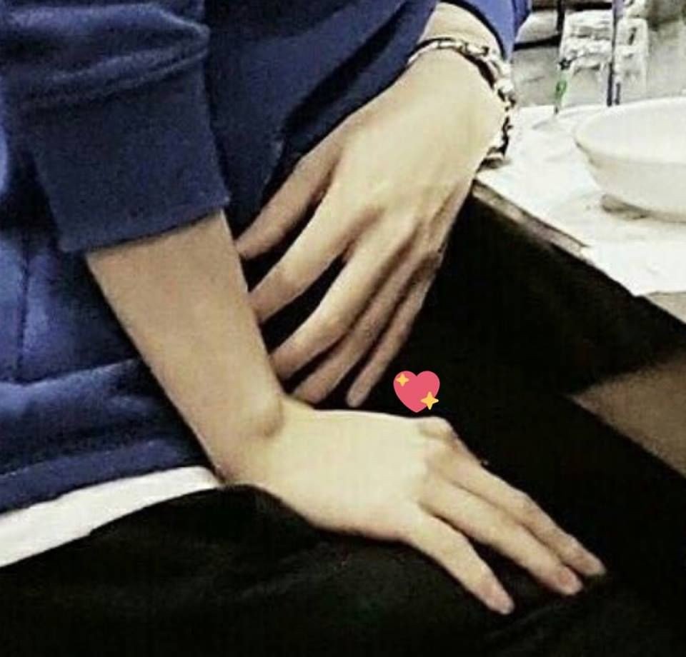 0429PP's tweet photo. แจฮวานมือสวย เล็บสวยมาก เส้นเลือดปูดนิดๆแบบผู้ชาย นิ้วเรียวยาวแบบคนเล่นกีตาร์ เป็นเสน่ห์ที่แบบ ใจสั่นงะ ㅠㅡㅠ https://t.co/Rv8TKUbA3Y
