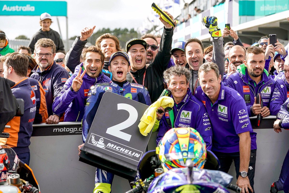 Tutti contenti dopo una fantastica battaglia sull’isola!
🏆🥈🍾 <a href="/YamahaMotoGP/">Yamaha MotoGP</a>