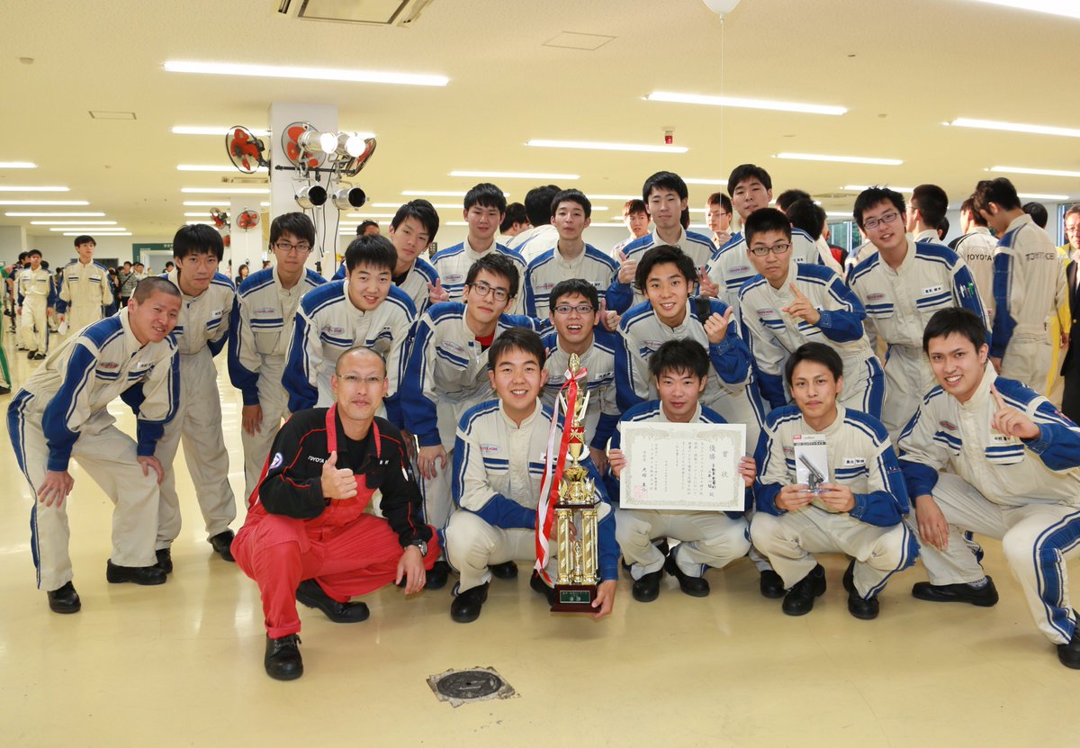トヨタ神戸自動車大学校 公式 En Twitter 学園祭の写真を見返していたら 優勝クラスの素敵な写真を発見 ２ ２優勝おめでとうございます みんな大好き梅村先生 トヨタ神戸校 学園祭