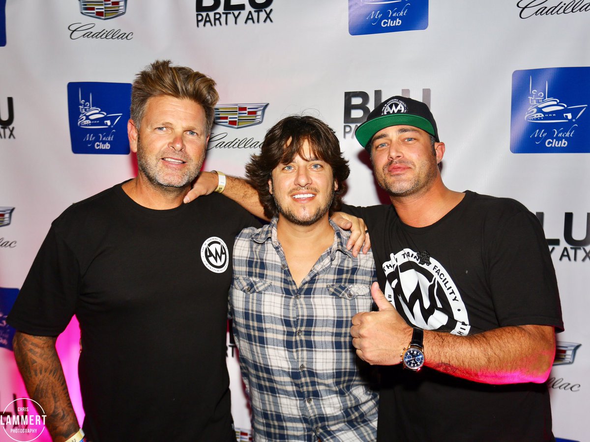 Oh. Heyyy <a href="/TaylorKinney111/">Taylor Kinney</a> 👋🏽 #BLUpartyF1 #USGP