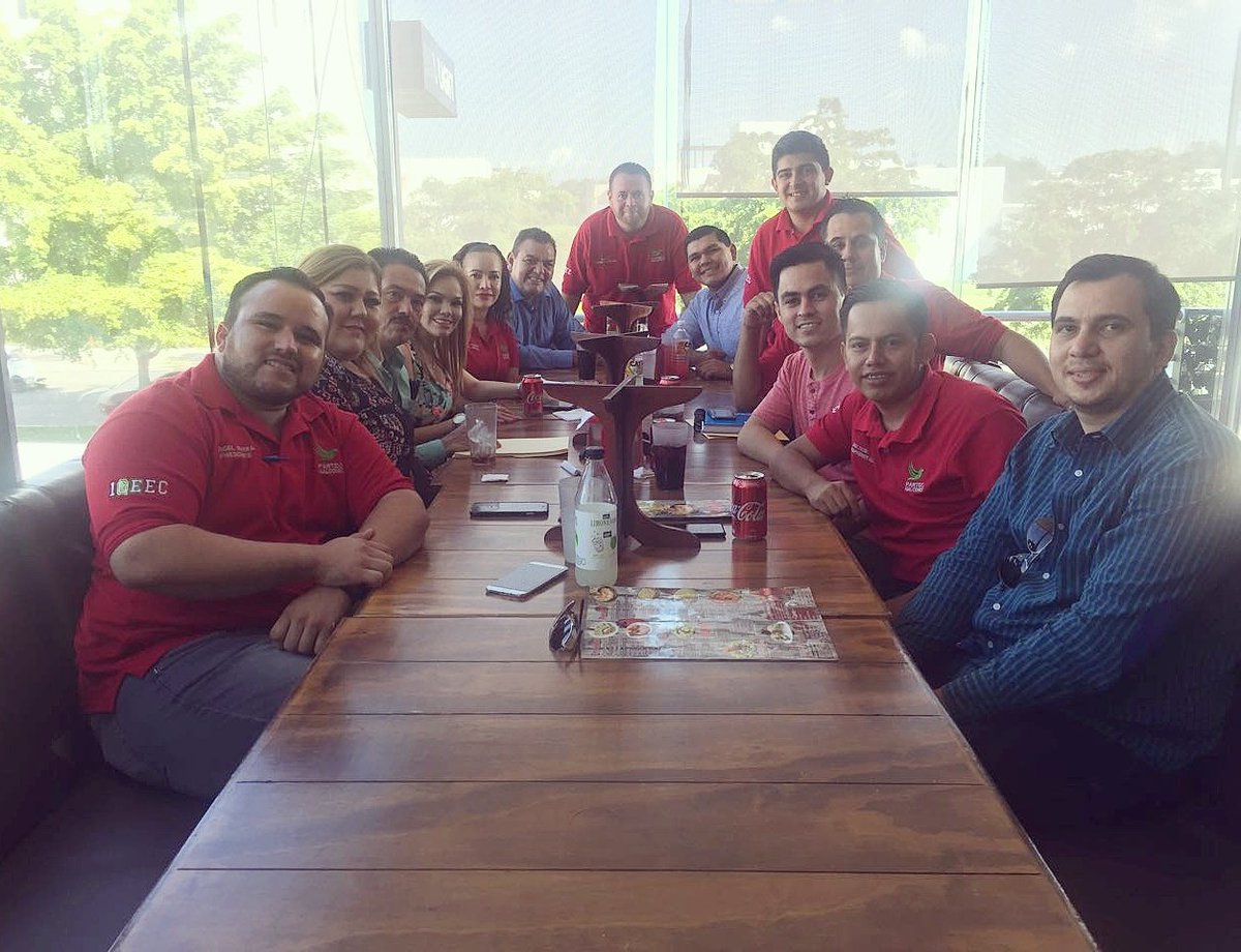 angelibarrap's tweet photo. Gracias Dip.@Paola_Garate por el detalle junto con el Equipo @ICADEP__Sinaloa
De invitarnos a comer a #HalconesTeam 1er Lugar #GuerraLikes https://t.co/HkuyX8j9h7