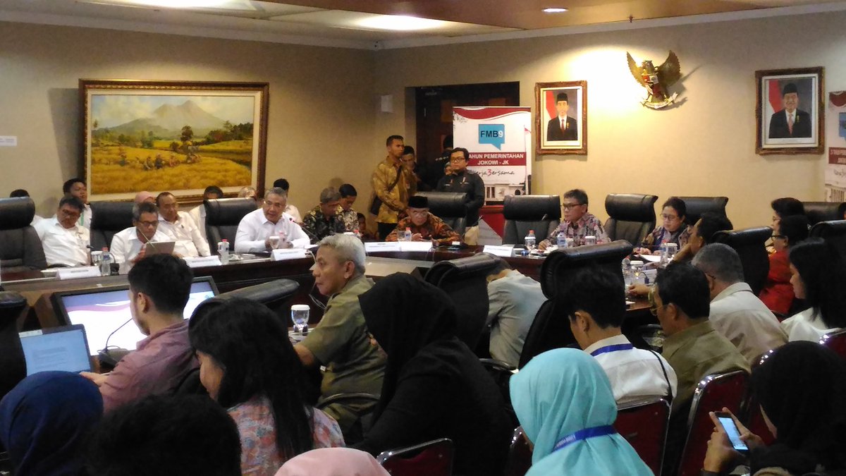 kemendespdt's tweet photo. Saat ini, Mendes PDTT @EkoSandjojo sdg jelaskan capaian kinerja Kemendes PDTT dlm tiga tahun #Kerja3ersama #AyoBangunDesa https://t.co/KQ3zZOBVTo