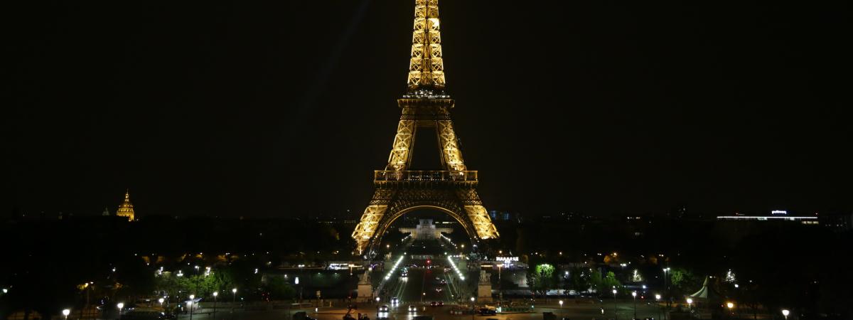 franceinfo's tweet photo. Paris : le feu d'artifice tiré hier soir pour la série "Sense8" au pied de la Tour Eiffel a semé la panique https://t.co/CG0fyc0hZZ https://t.co/YnDlR8BpND