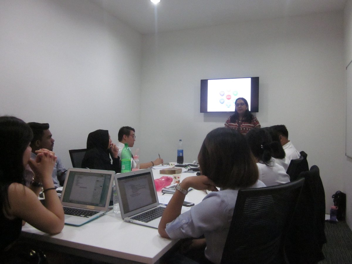 hui_yee9034's tweet photo. Malar and Auzani from Client Experience &amp; Learning are conducting research training for the ambassadors #LNSAP https://t.co/CsV1l58gkY