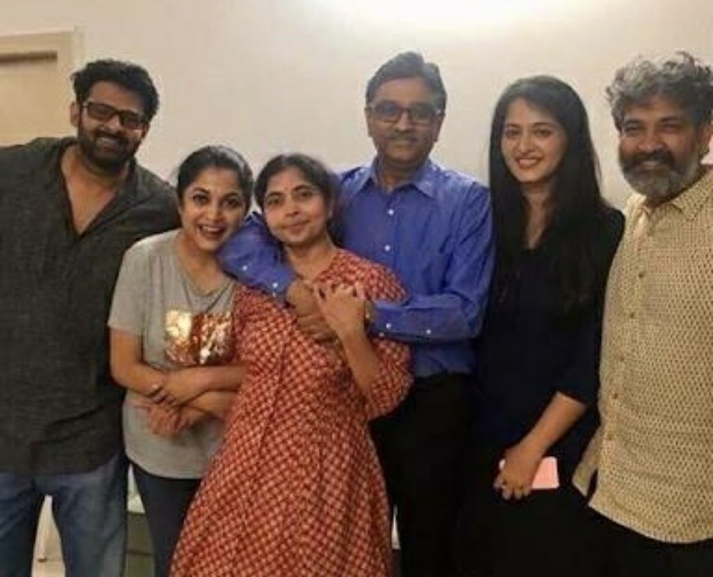 meramyakrishnan's tweet photo. Happy birthday to someone who is funny, charming, popular, loving and always a Darling...🎂🎉💃🎁 #HBDDaarlingPrabhas https://t.co/B1B0w3bi5A