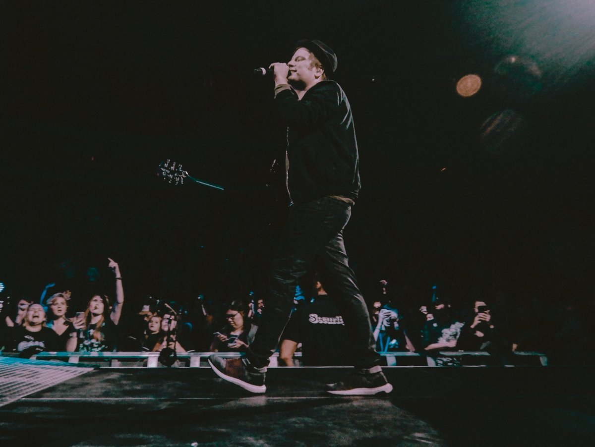 kaydargs's tweet image. my favorite band in the whole world tonight via shitty digital camera