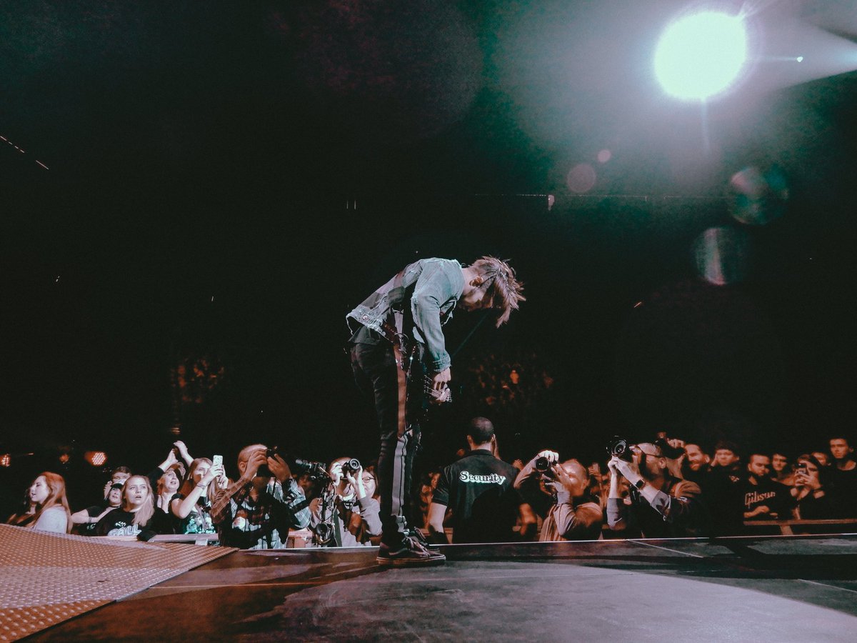 kaydargs's tweet image. my favorite band in the whole world tonight via shitty digital camera