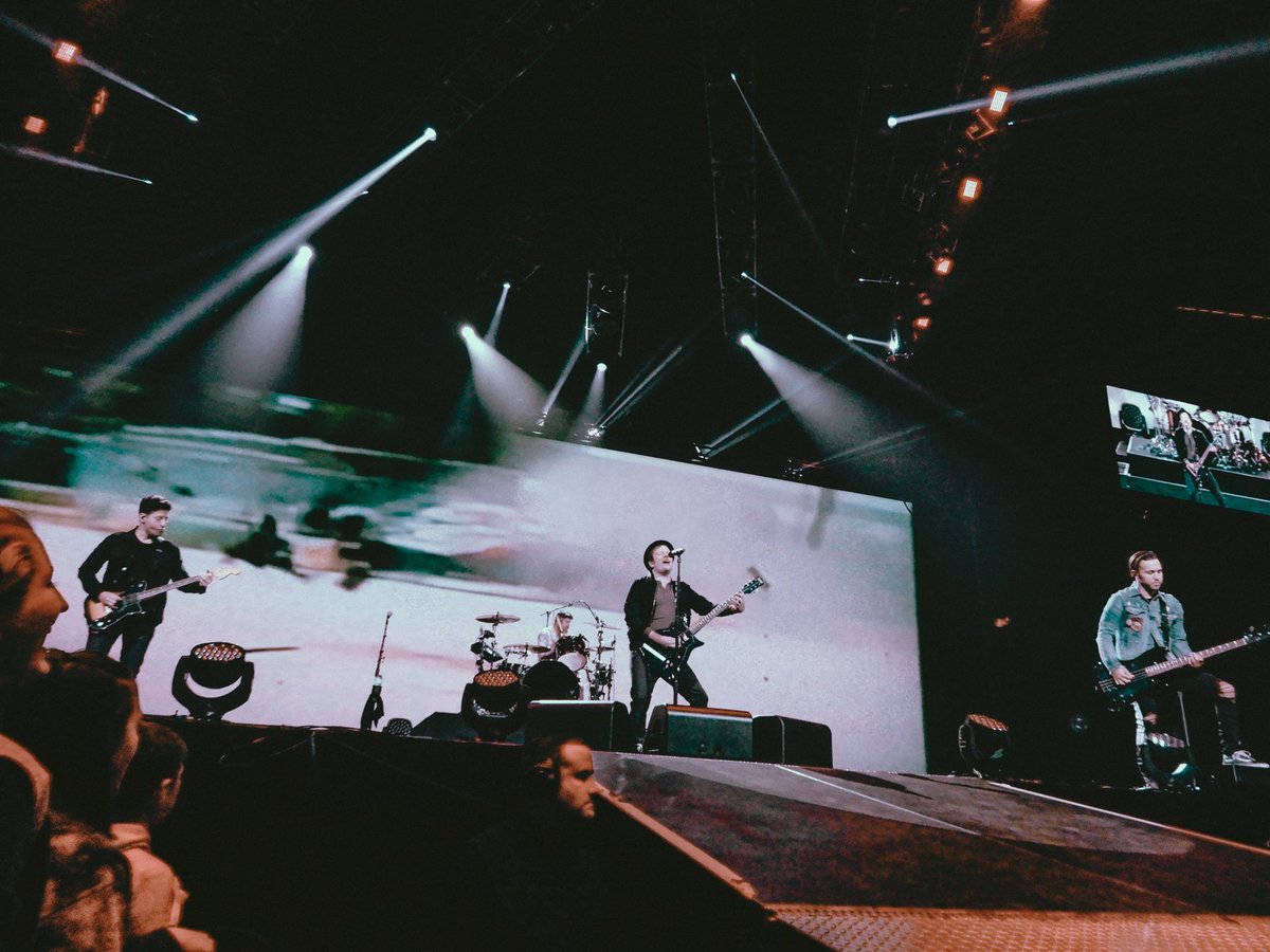 kaydargs's tweet image. my favorite band in the whole world tonight via shitty digital camera