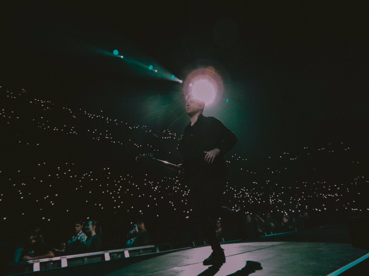 kaydargs's tweet image. my favorite band in the whole world tonight via shitty digital camera