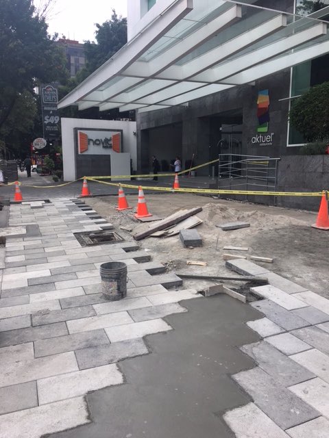 HotelNovit's tweet photo. Mala ejecución en banquetas de Insurgentes @aepCDMX invade propiedad privada de @hotelnovit ayuda @ManceraMiguelMX  https://t.co/NKod4e6SyT https://t.co/auTgenGRYr