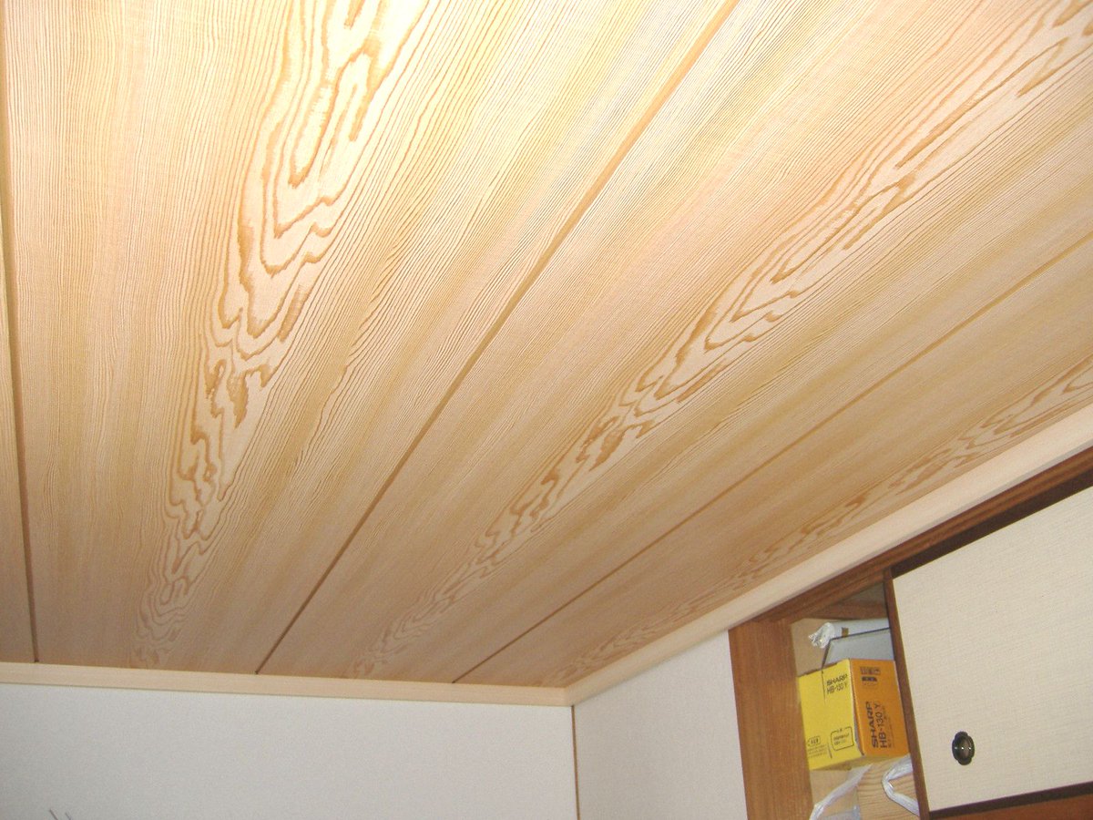 霜村工務店 No Twitter 松原市で内装リフォーム工事をさせていただきました 以前の天井が傷んできたので新しい天井材 への張替え クロス工事等になります 新しい天井材は南海プライウッドの目透かし天井で平成シリーズの山水 桧柄です 最後の画像は工事前です