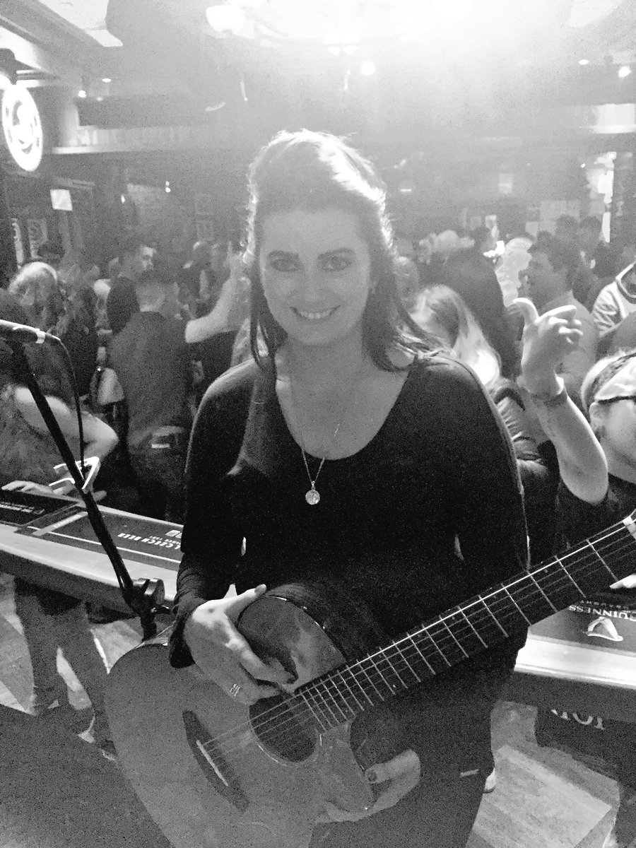 Carltonturtle's tweet photo. Claddagh queen @LoriTheVoice @CladdaghRingPub @biblecodesunday @russellcrowe https://t.co/3cCVHERoS7