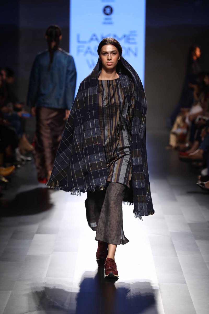 LakmeFashionWk's tweet photo. #LFWTrends : @GauravJaiGupta's #capes came in a handwoven avatar, featuring tartans, stripes, and some were even glazed with metal. https://t.co/QSGvebUhKl