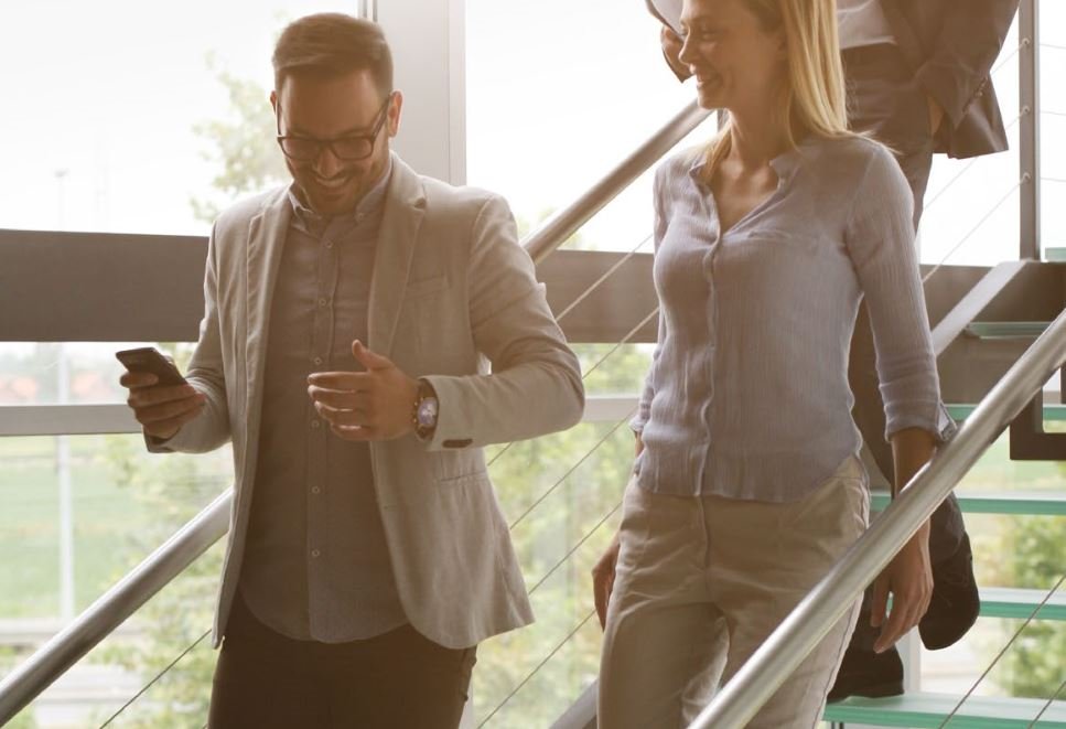 VismaHRMnieuws's tweet photo. Minder #gespreksrondes, eerste #interviews via video. Wat doen organisaties om hun #recruitmentproces te versnellen? https://t.co/GkXmCujNsr https://t.co/SAmBhxYQeA