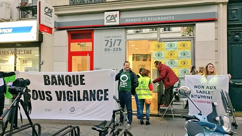 amisdelaterre's tweet image. [ACTION] 35 militants placent @CreditAgricole et @SocieteGenerale sous vigilance🚫 Stop aux énergies fossiles ! #DefundDisasters