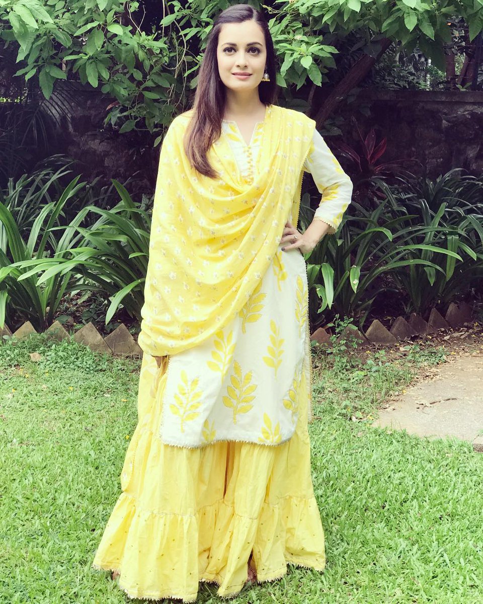 actress yellow dress