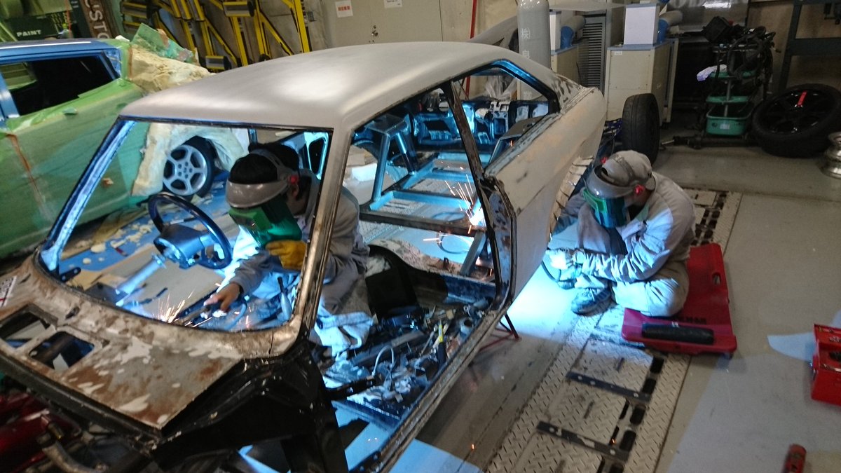 日産京都自動車大学校 学生広報部 現在のカスタマイズ科の様子です パイプフレームの本格的な溶接を行っています 車の強度に関わる重要な工程ですので慎重に作業しています 日産京都自動車大学校 学生広報部 現在のカスタマイズ科の様子です パイプフレームの本格的な溶接を行っています 車の強度に関わる重要な工程ですので慎重に作業しています