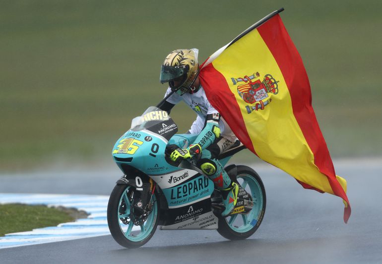 guardiacivil's tweet photo. Da gusto ver pasear nuestra bandera por el mundo 

#Enhorabuena al balear Joan Mir @Joanmir36 nuevo campeón del Mundo de #Moto3 

🇪🇸#Grande🏍 https://t.co/lh9eUzoBNi
