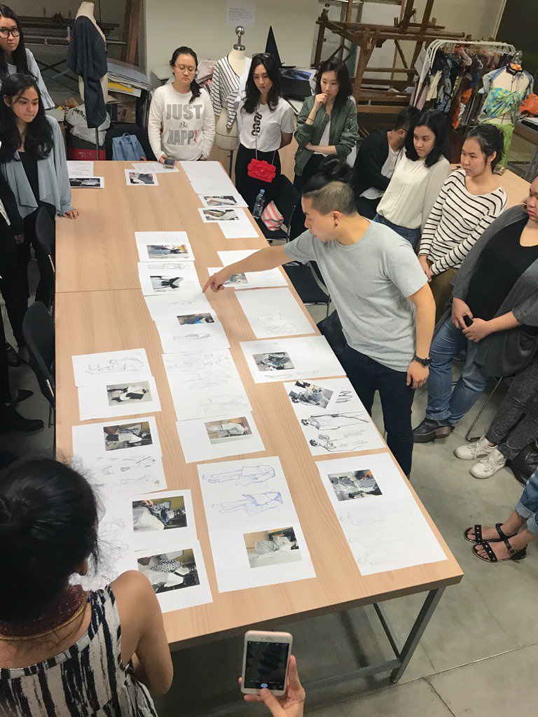 DubesAustralia's tweet photo. Perancang busana asal Melbourne #ChrisRanLin datang ke @binusBNSD utk master class #AussieBanget tentang fashion. https://t.co/JR4BWaSoqr