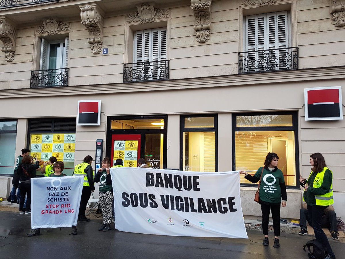 AnvCop21's tweet image. [ACTION] Mise sous surveillance citoyenne de @SocieteGenerale @Credit_Agricole 👁 Pour la fin des énergies fossiles ! #DefundDisasters