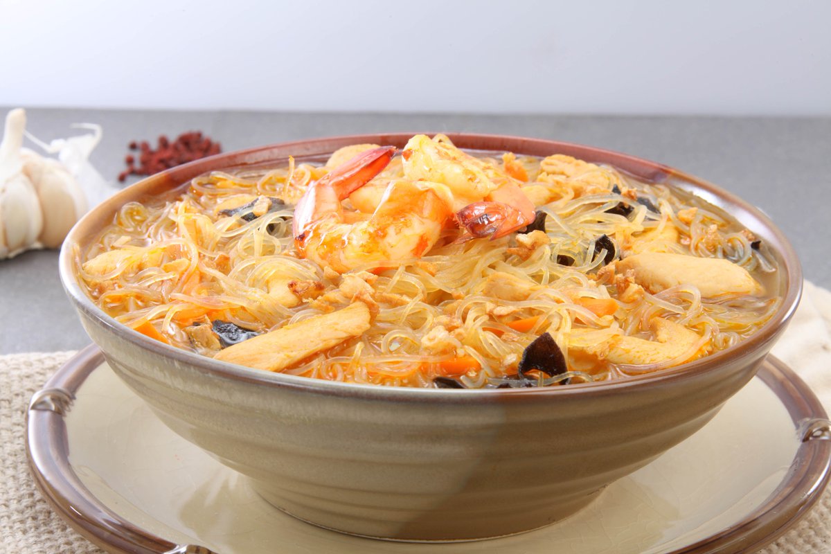 There’s nothing like a plate of hot noodles to perk up a damp and dreary day. Get the recipe here: womantoday.ph/2017/10/09/hea… #comfortfood