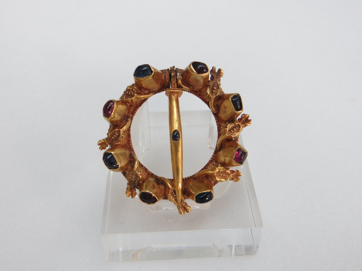 MedievalSec's tweet image. archaeologynewsnetwork.blogspot.co.uk/2017/10/the-ma… stunning gold brooch with semi-precious stones from collection @mcrartgallery on display @McrMuseum #AncientWorlds