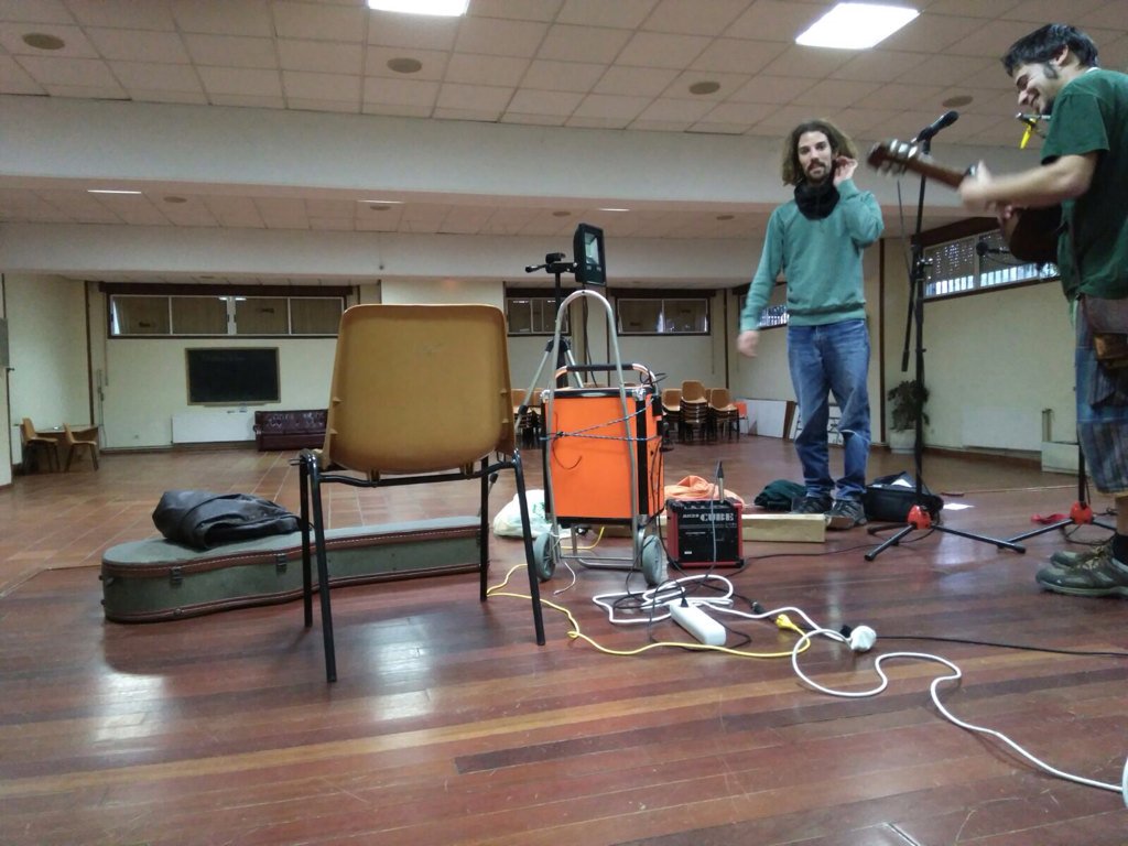 ACAMPADADEVIGO's tweet photo. Encuentro Cultural Contra la Pobreza El próximo lo celebramos el  viernes a las 20h en el auditorio Cristo V COIA https://t.co/ZEfdikgWz6
