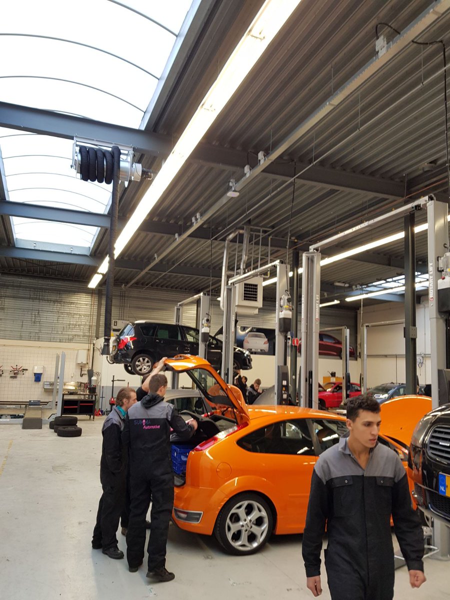 Gkessels's tweet photo. #WinterChecks bij @SummaAutomotive @summacollege Gaaf! Context! Klanten! Samenwerken! Laten zien wat je kan! #CarAcademy https://t.co/s2n7FCTy5M