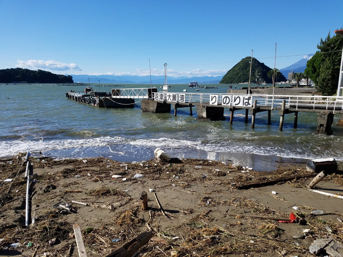 S20_1_shoon's tweet photo. 巡礼地である内浦がこんな状態で良いのでしょうか？
内浦で復旧作業していたおじいさん、おばあさんに話を聞いたところ年寄りだけでは復旧は大変だと。自分もトレーニングコースだから時間まで手伝うと言ったらトレーニング優先してと言われました。皆さんなら見てみぬ振りできますか
#拡散希望 https://t.co/JpnecH925H