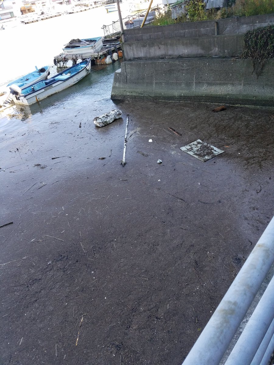 S20_1_shoon's tweet photo. 巡礼地である内浦がこんな状態で良いのでしょうか？
内浦で復旧作業していたおじいさん、おばあさんに話を聞いたところ年寄りだけでは復旧は大変だと。自分もトレーニングコースだから時間まで手伝うと言ったらトレーニング優先してと言われました。皆さんなら見てみぬ振りできますか
#拡散希望 https://t.co/JpnecH925H