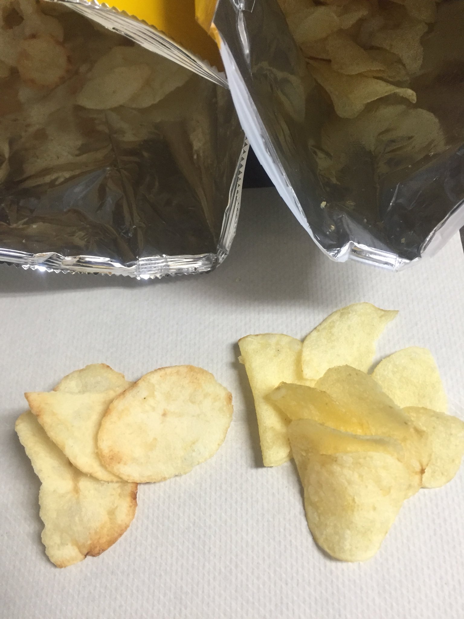 ナショナル麻布スーパー Lay Sポテトチップスの仕様変更の案内が来ました アメリカ産から台湾産に変わるようです 写真の左側アメリカ製 右が台湾製 食べ比べて見たのですが なんかやっぱり僕はアメリカ製が好きです 厚さも味も色も食感も微妙に違い ナショナル麻布スーパー Lay Sポテトチップスの仕様変更の案内が来ました アメリカ産から台湾産に変わるようです 写真の左側アメリカ製 右が台湾製 食べ比べて見たのですが なんかやっぱり僕はアメリカ製が好きです 厚さも味も色も食感も微妙に違い