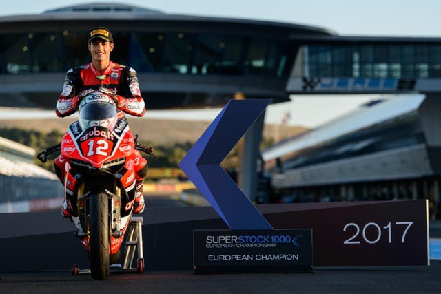 Arubait's tweet photo. Congratulazioni al nostro Campione d'#Europa #Superstock1000 2017 #RinaldiChamp #JerezWorldSBK #Arubait https://t.co/lPvVDX6Xas